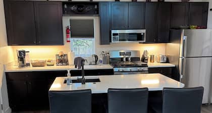 Pet Friendly Tiny Glass House Close To The Airport and Downtown