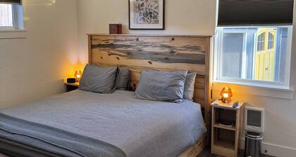 Pet Friendly Tiny Glass House Close To The Airport and Downtown