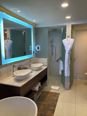 Whirlpool, Haartrockner, Bidet, Handtücher