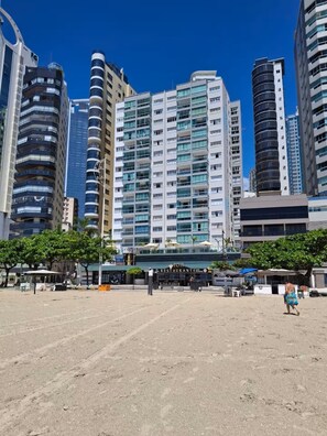 Beach - Beautiful beachfront apartment in Balneário Camboriú. Cozy and with a stunning view. (Balneário Camboriú)