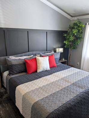 1 bedroom, free WiFi, bed sheets - Freedom Getaway - Upstairs Calm, Woodsy Views (Lutz)
