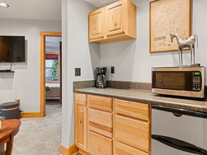 Private kitchen - Hummingbird Hollow-Majestic Mountain Views! (Maggie Valley)