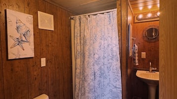 Regadera, toallas, jabón, papel de baño
