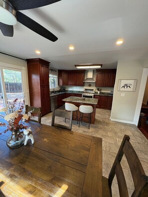 Fridge, microwave, oven, stovetop - Pet friendly home near Heavenly with central air conditioning (Kingsbury)