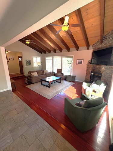 Heavenly Ski Cabin - AC - Family and Pet Friendly - Near Lake Tahoe and casinos