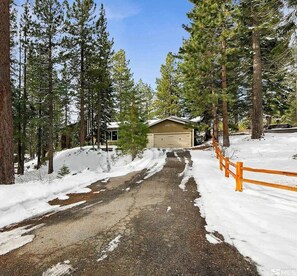 Property grounds - Heavenly Ski Cabin - Central AC - Pet Friendly - Near Lake Tahoe and casinos (Kingsbury)