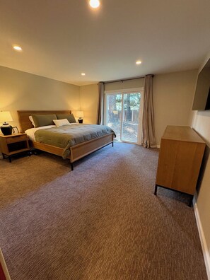 Iron/ironing board, travel cot, free WiFi, bed sheets - Heavenly Ski Cabin - Central AC - Pet Friendly - Near Lake Tahoe and casinos (Kingsbury)