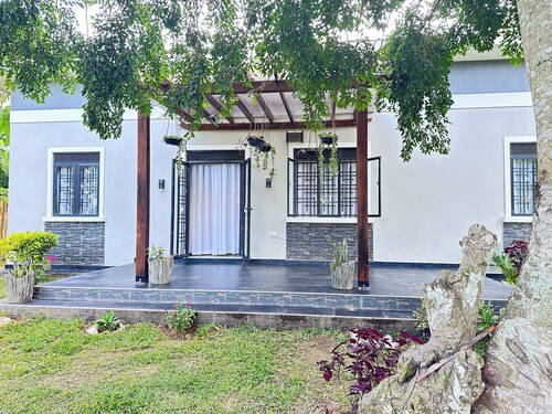 Cozy 2-bedroom bungalow in adorable Lake Victoria Bussi Island, Central Region