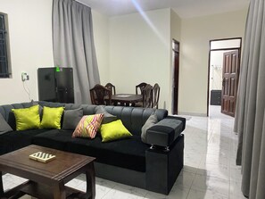 Smart TV - Cozy 2-bedroom bungalow in adorable Lake Victoria Bussi Island, Central Region (Lake Victoria)