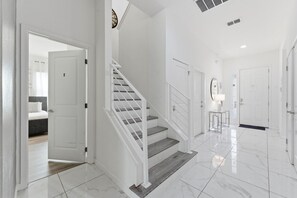 House - Chic Modern Escape 12br Pool and Game Room (Kissimmee)