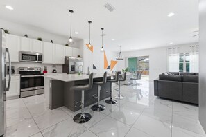 House - Chic Modern Escape 12br Pool and Game Room (Kissimmee)