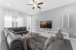 House | 12 bedrooms - Chic Modern Escape 12br Pool and Game Room (Kissimmee)