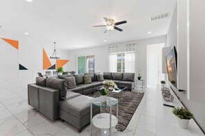 House - Chic Modern Escape 12br Pool and Game Room (Kissimmee)