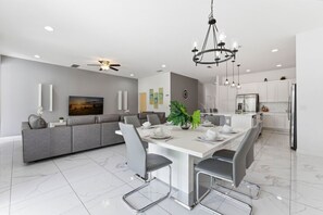 House - Chic Modern Escape 12br Pool and Game Room (Kissimmee)