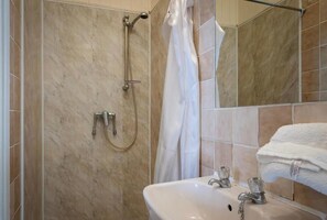 Dusch, gratis toalettartiklar, handdukar och tvål