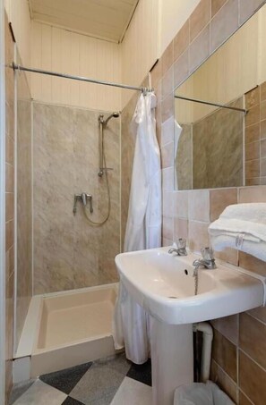 Douche, articles de toilette gratuits, serviettes fournies, savon