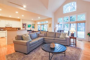 TV - Serene Golf Course Views, Terrific Back Decks, Multiple En Suite Bedrooms & Bunk Bedroom for Kids! (Hilton Head Island)