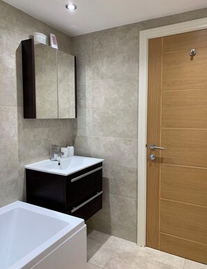 Hiustenkuivaaja, pyyhkeet, saippua, vessapaperi