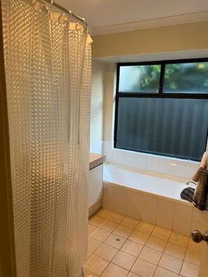 Dusche, Handtücher, Seife, Toilettenpapier