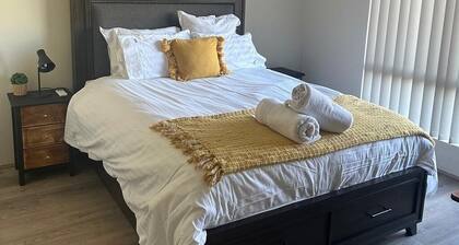 10 mins drive to T4 terminal, walking distance to the Swan river! Family home.