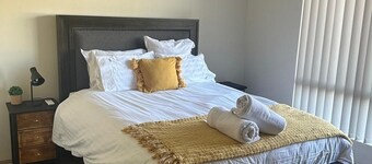 10 mins drive to T4 terminal, walking distance to the Swan river! Family home.