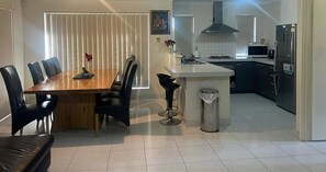 電子レンジ、オーブン、コンロ、食器洗い機