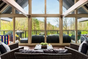 Smart TV, fireplace, video games, table football - 5* Cabin~HotTub~FirePit~GameRm~PlayRm~Gburg7min (Gatlinburg)