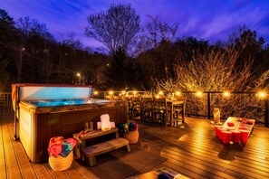 Outdoor dining - 5* Cabin~HotTub~FirePit~GameRm~PlayRm~Gburg7min (Gatlinburg)