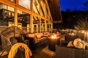 Terrace/patio - 5* Cabin~HotTub~FirePit~GameRm~PlayRm~Gburg7min (Gatlinburg)