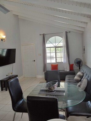 TV - Modern 2-Bedroom Home, 5 minutes to beach, Falmouth (Florence Hall Village)