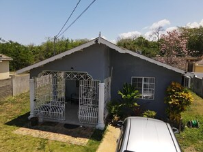 Property grounds - Modern 2-Bedroom Home, 5 minutes to beach, Falmouth (Florence Hall Village)