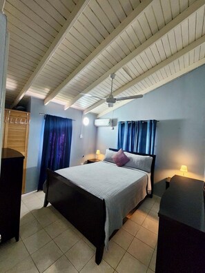 Tabla de planchar con plancha, wifi, ropa de cama