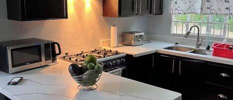 Micro-ondes, four, plaque de cuisson