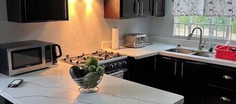 Modern 2-Bedroom Home, 5 minutes to beach, Falmouth