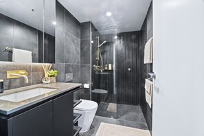 Towels, soap, toilet paper - Elegant Top Floor 1BR, Sleeps 4, City Views (Reid)