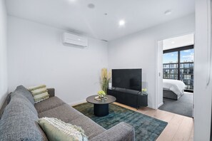 Iron/ironing board, WiFi, bed sheets - Elegant Top Floor 1BR, Sleeps 4, City Views (Reid)
