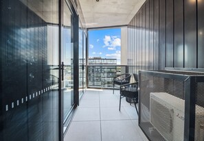 Interior - Elegant Top Floor 1BR, Sleeps 4, City Views (Reid)