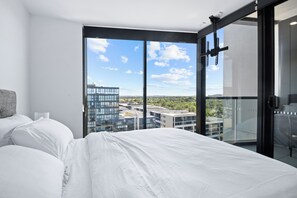 Iron/ironing board, WiFi, bed sheets - Elegant Top Floor 1BR, Sleeps 4, City Views (Reid)