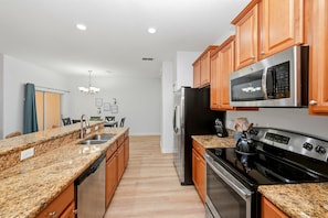 Fridge, microwave, oven, stovetop - Bright & Breezy Disney Escape | Pool | BBQ (Kissimmee)