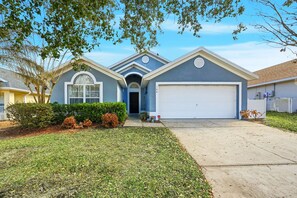 Exterior - Calm & Homey 3BR Oasis with Private Pool (Davenport)