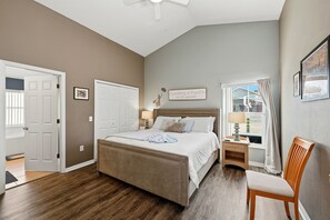 3 bedrooms, WiFi, bed sheets - Calm & Homey 3BR Oasis with Private Pool (Davenport)