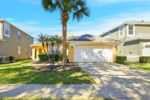 Exterior - Vibrant 4BR Disney Area Home w/ Pool & Games (Kissimmee)
