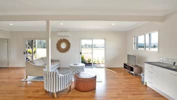 Hus, hageutsikt | Oppholdsområde