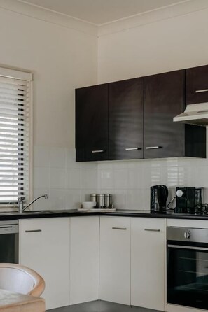 Casa de campo, vista al viñedo | Cocina privada | Cafetera y tetera 