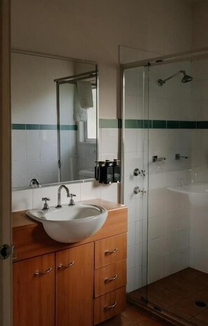 Bathroom - Emma's Cottage Vineyard (Lovedale)