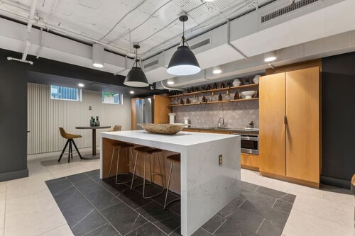 Airy King 1BR w/ Queen Sleeper and Free parking