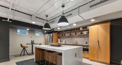 Airy King 1BR w/ Queen Sleeper and Free parking