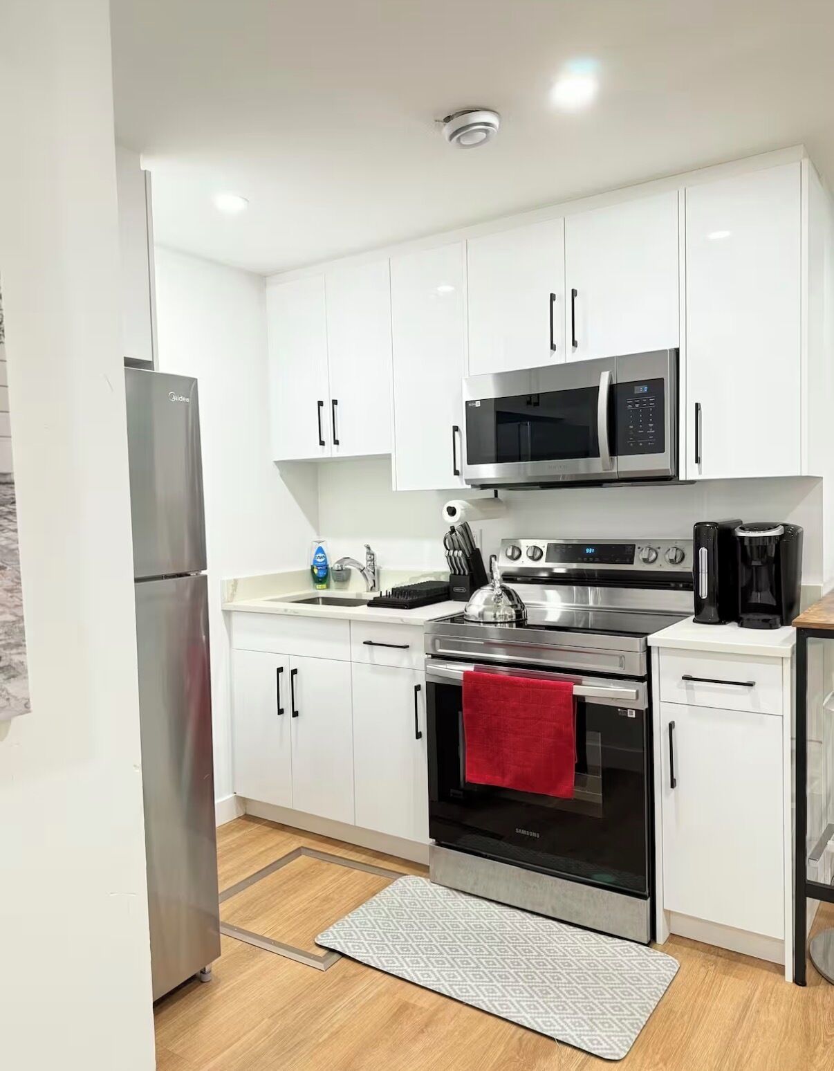 冷蔵庫、電子レンジ、オーブン、コンロ