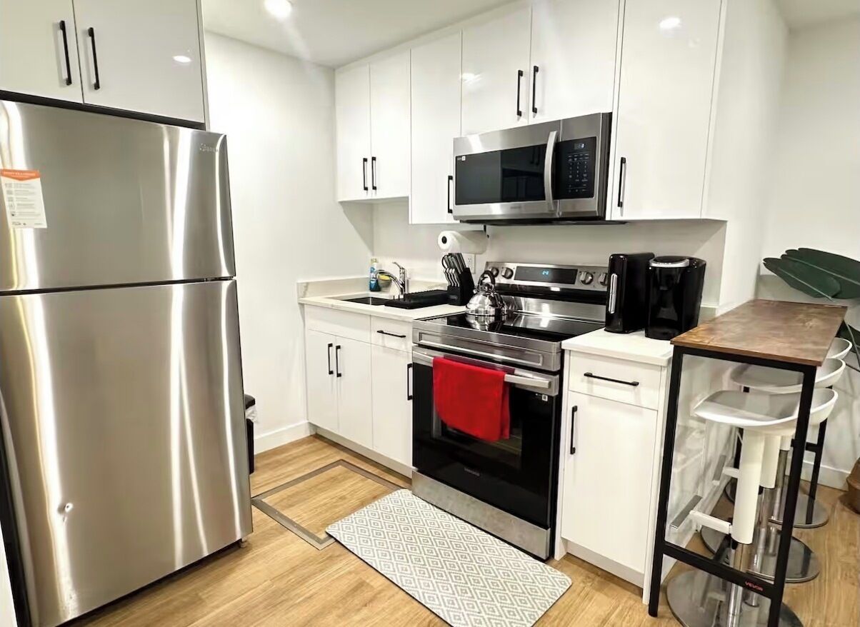 Køleskab, mikrobølgeovn, ovn, kogeplade