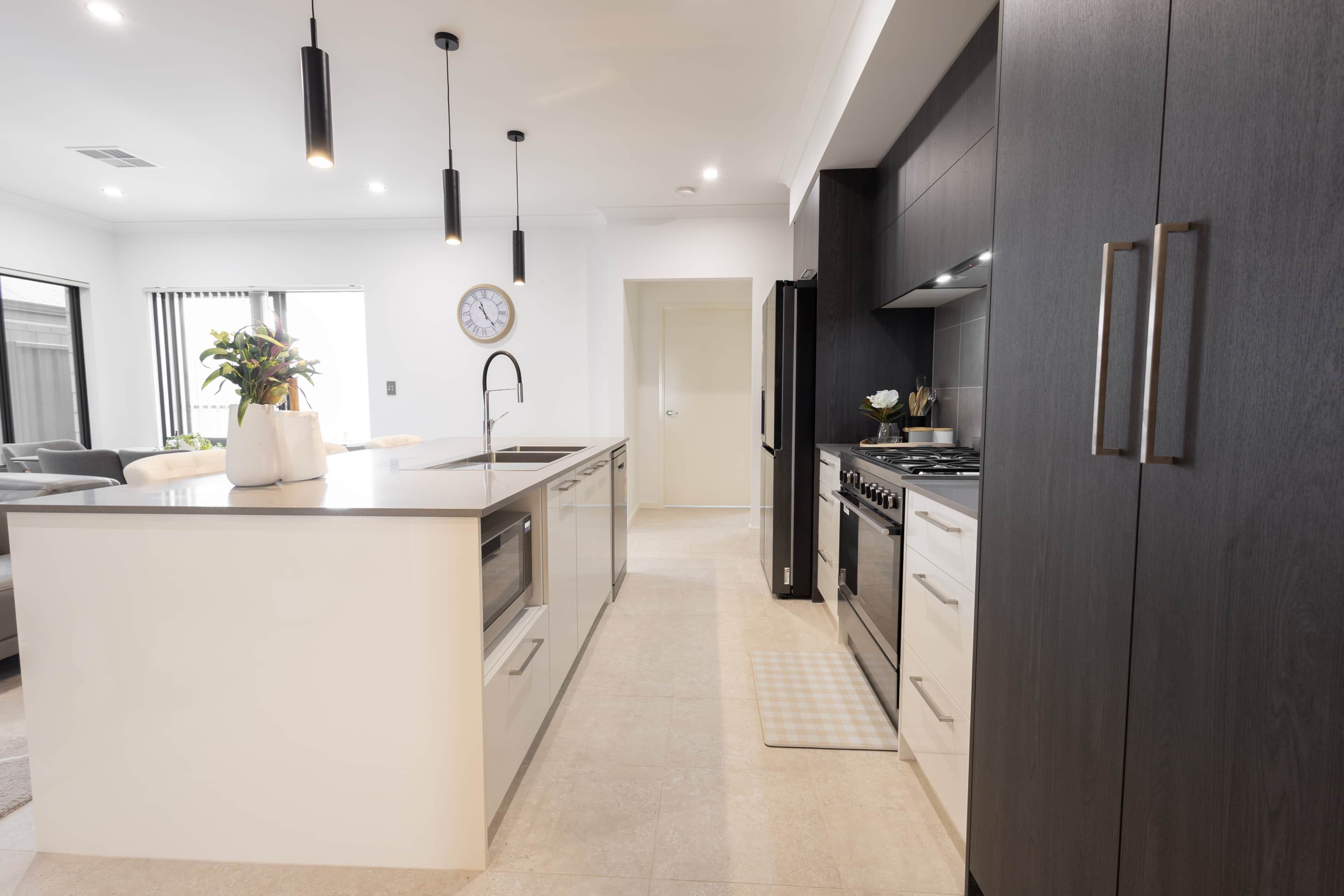 Kjøleskap og kokeplater